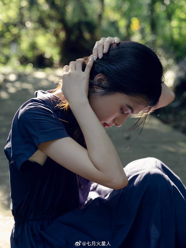 少女心事散落在淡淡的日常里#微博影像年##宝藏摄影博主推荐计划##人像# ​​​ 摄影师：七月火星人